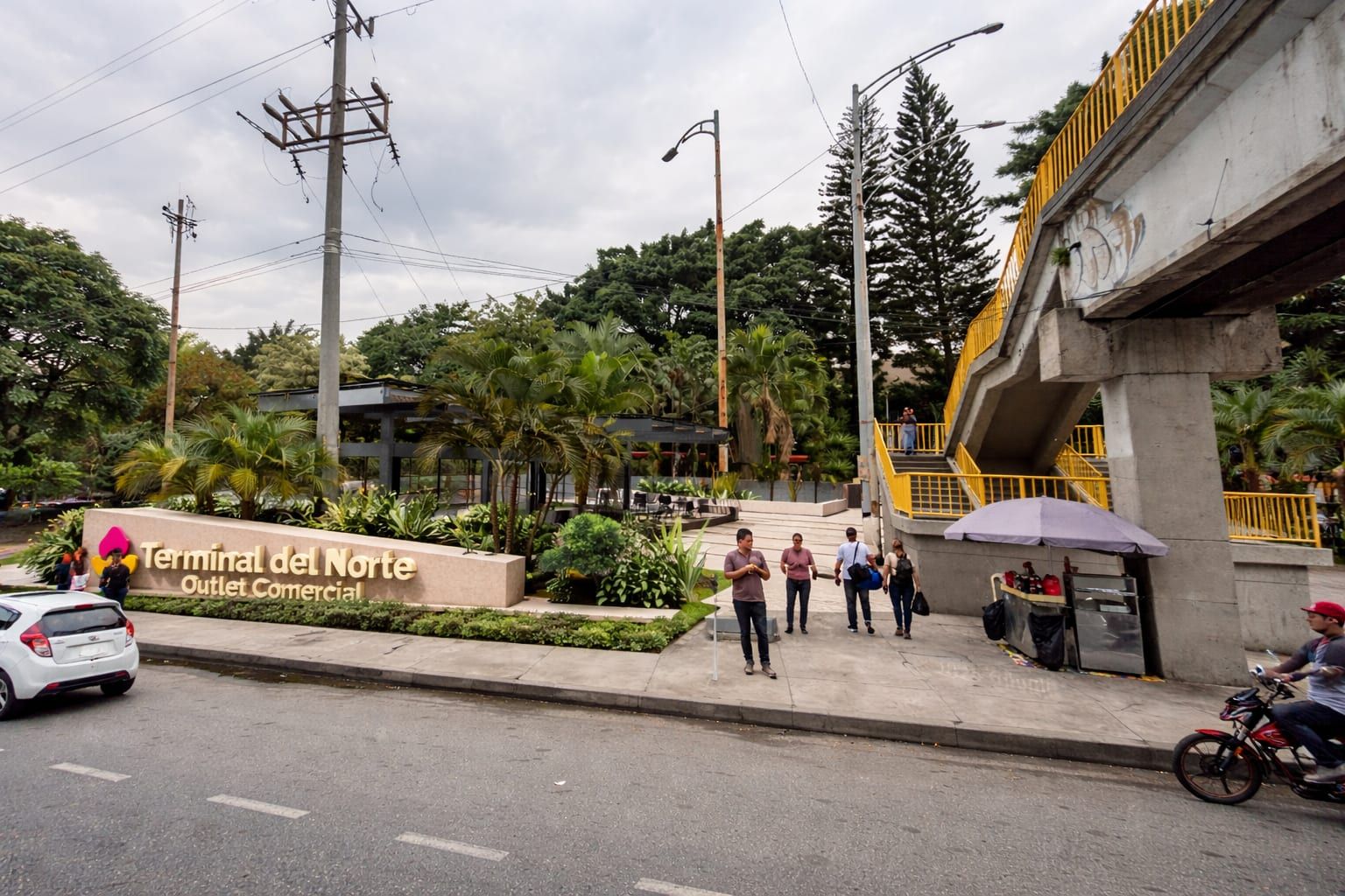 Ingreso a la plazoleta desde la calle, con el letrero de la terminal