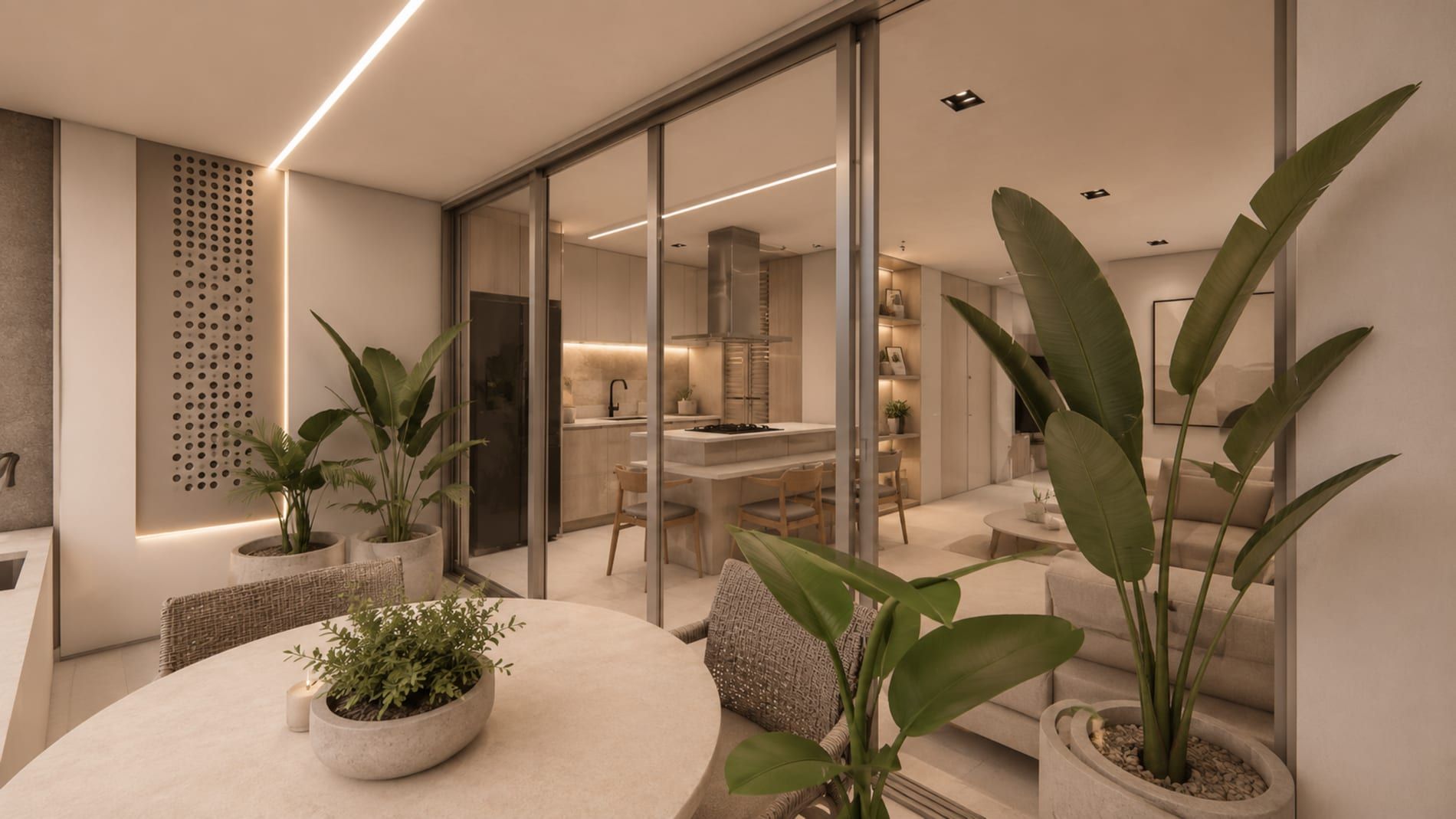 Sala con plantas grandes, mesa redonda y celosía al fondo