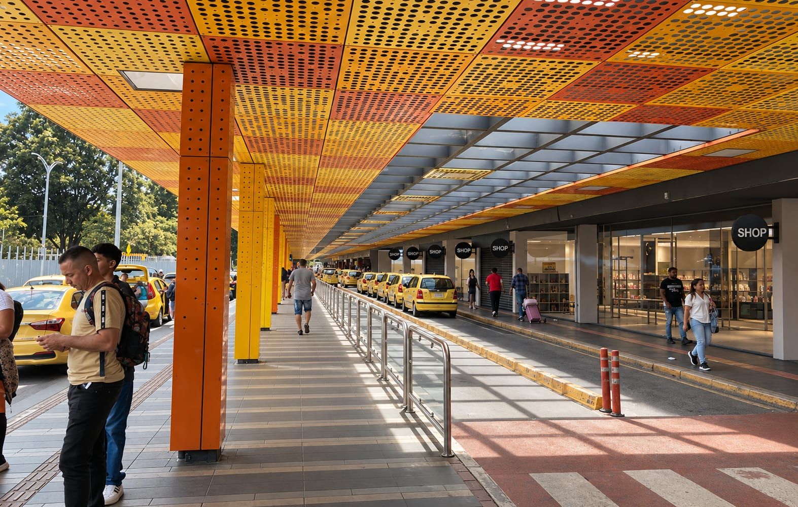 Plataforma exterior de buses con cubierta de colores y locales al fondo