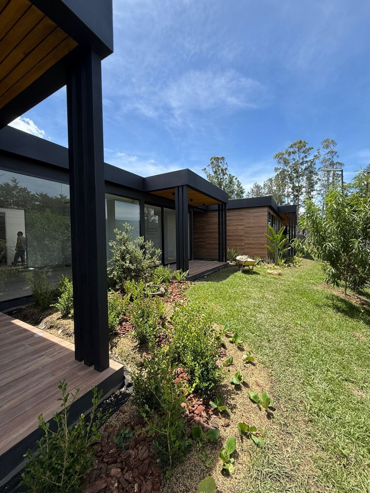 Vivienda campestre con fachada en madera y estructura negra