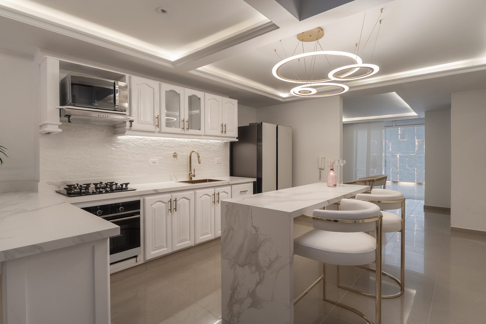 Cocina remodelada en blanco y dorado